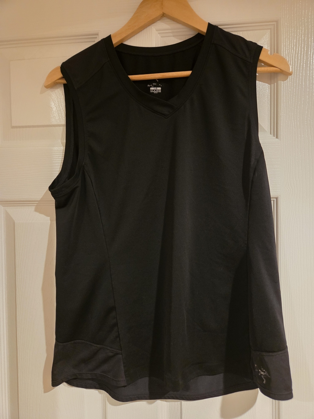 Women’s Black Sleeveless V-Neck Active Top